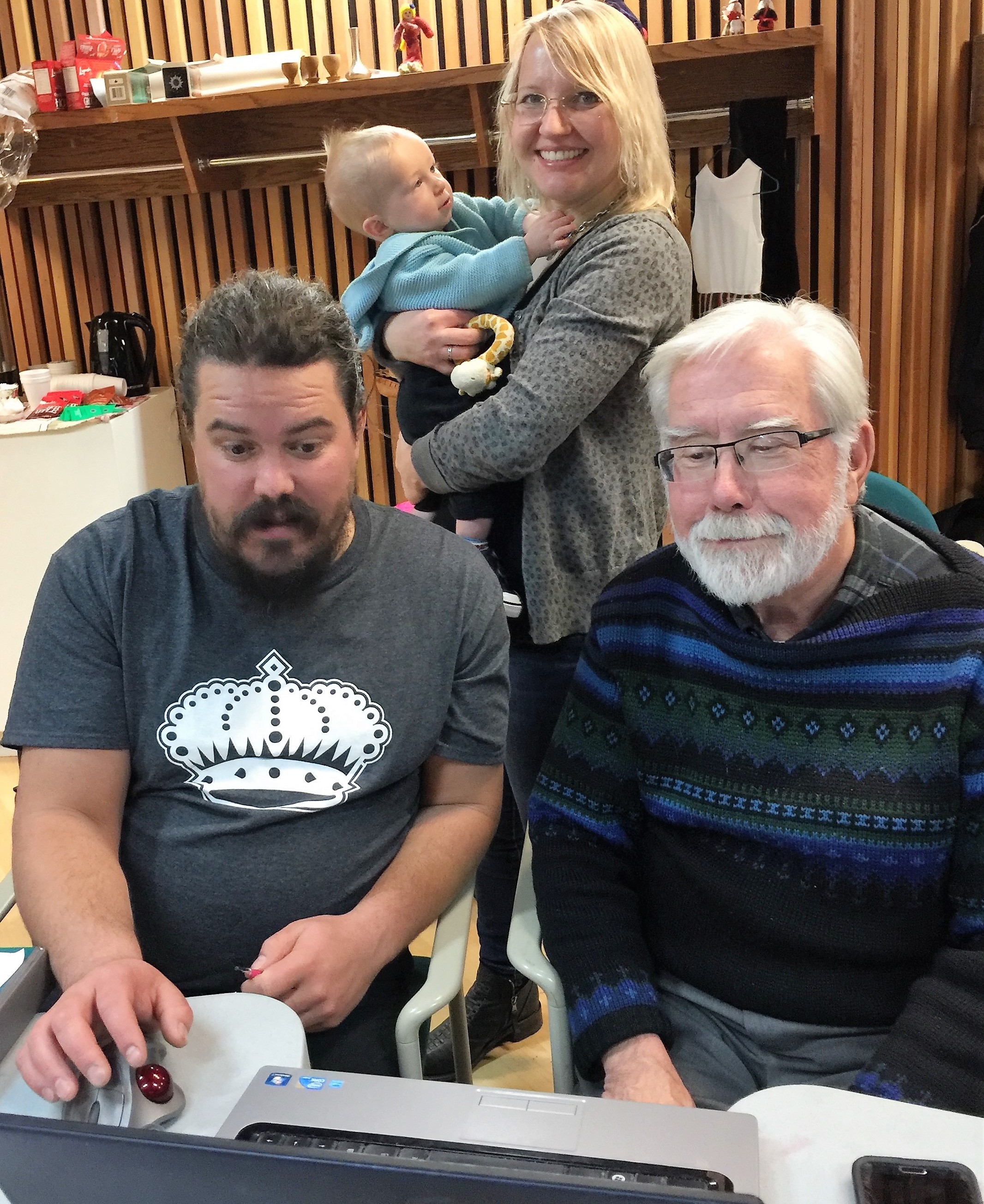 One of the teams vying to be the first to discover the answer to a scavenger-game question on the revised website of the Alberta Estonian Heritage Society at its Fall Social. At the front Scott Raabis and Toomas Paasuke, with Kathleen Renne and her nephew also participating. Photo: Schuler family/pere (2017)