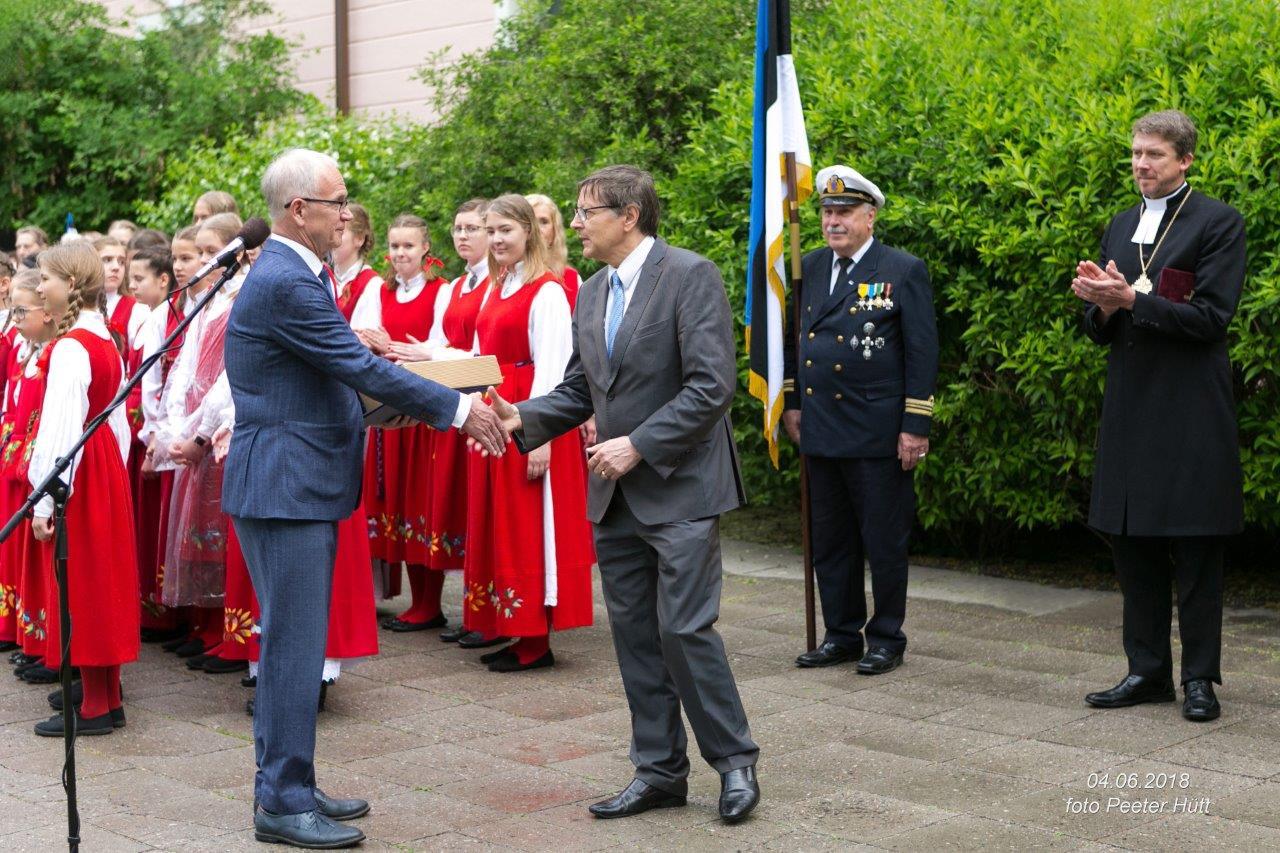 Eesti lipu päeval 4. juunil kinkis Riigikogu esimees Eiki Nestor Pika Hermanni tornis 2014. aastal (lipu 130. aastapäeval) lehvinud lipu Eesti Lipu Seltsile tubli töö ja lipuajaloo tutvustamise eest. Lipu võttis vastu ELS esimees Jüri Trei. Paremal on EELK peapiiskop Urmas Viilma. Foto: Peeter Hütt (2018)