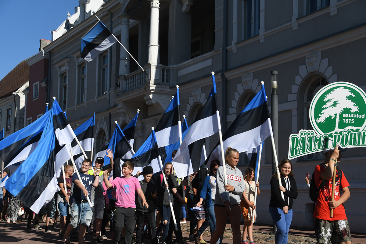 4. juunil, kui meie sai lipp 134-aastaseks, toimusid üritused paljudes maakondades ja linnades ning kogu Eesti oli lipuehtes. Sindis ja Pärnus (fotol) korraldati pidulikud rongkäigud ja kontserdid. Foto: Urmas Saard (2018)