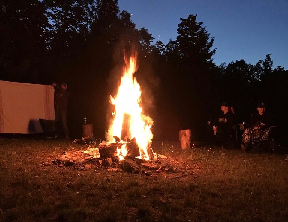 Reedene avalõke imeilusas Jõekääru Taevaskoja rannas. Vasakul lõkkenalja ettevalmistused täies hoos. Foto: Katrin Kütti-Otsa (2018)