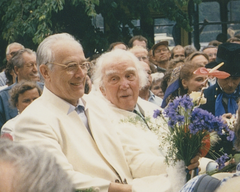 Roman Toi ja Gustav Ernesaks, Eesti lauluisad ja sillaehitajad, kaarikus laulupeo rongkäiku juhtimas teel XXI laulupeole 30. juunil 1990. Foto: Silm