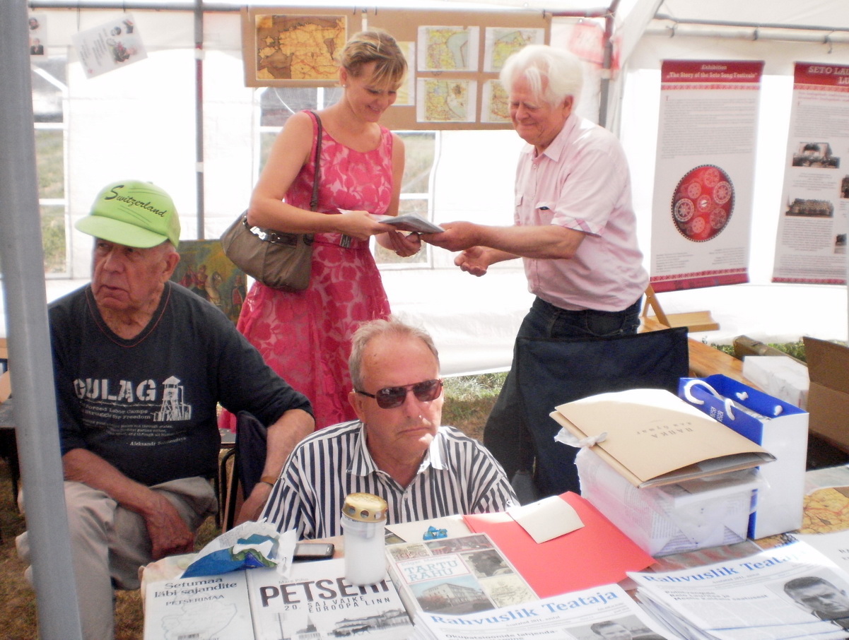 Petserimaa Suveülikooli telgis. Tartu Rahu Põlistamise Seltsi esimees Osvald Sasko tänab Eesti Pedagoogika Arhiiv-muuseumi direktorit Veronika Varikut. Foto: Ilmar Vananurm (2018)