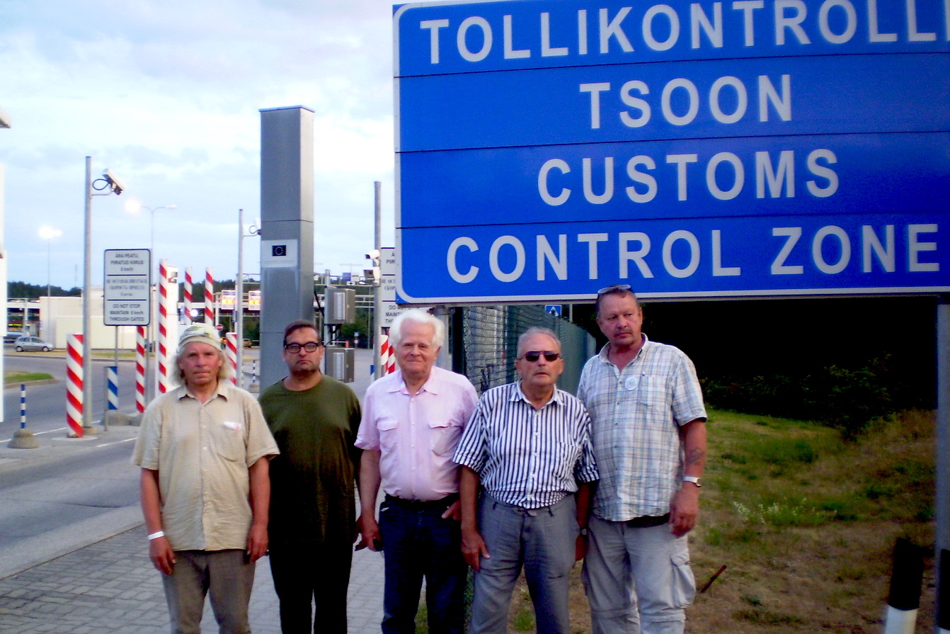 Seto Kuningriigi päevast osavõtjad Koidula piiripunkti tollikontrolli sildi all, (vas.) Ado Seire, Rein Vanja, Osvald Sasko, Aldo Kals, Priit Rajasaar. Foto: Ilmar Vananurm (2018)