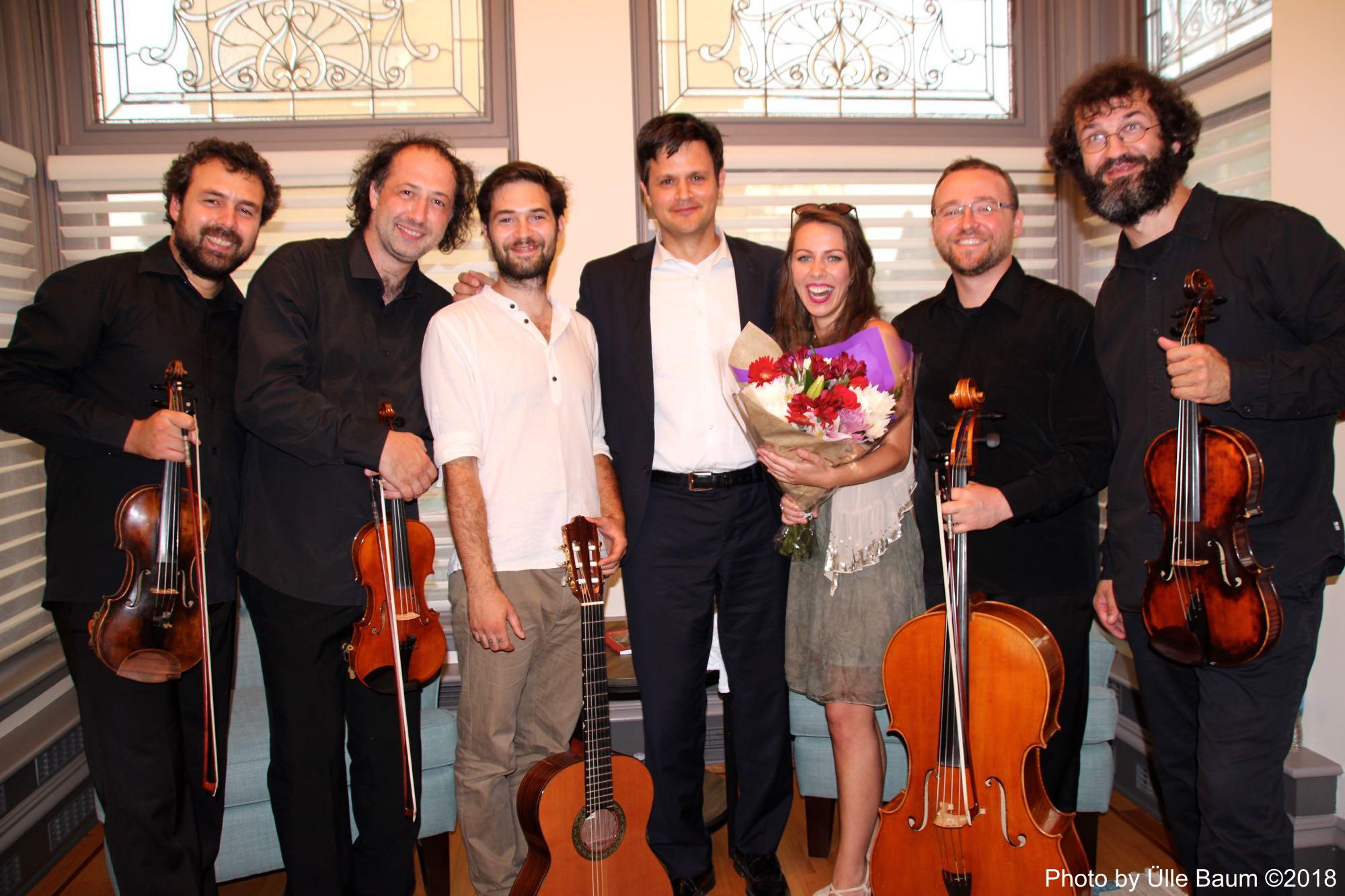 Fotol vasakult: Tiberius Quartet liikmed Károly Lokodi (viiul), Tibor Molnár (viiul), kitarrist Czaba Szász, Ungari suursaadik Bálint Odor, laulja ning helilooja Krisztina Koszorus, Elöd Zágoni (tšello) ja József Molnar (vioola) Ungari suursaadiku residentsis Ottawas 31. juulil pärast õnnestunud kontserti ,,Concerts at the Embassy Series -No.10“ raames. Foto: Ülle Baum ©2018