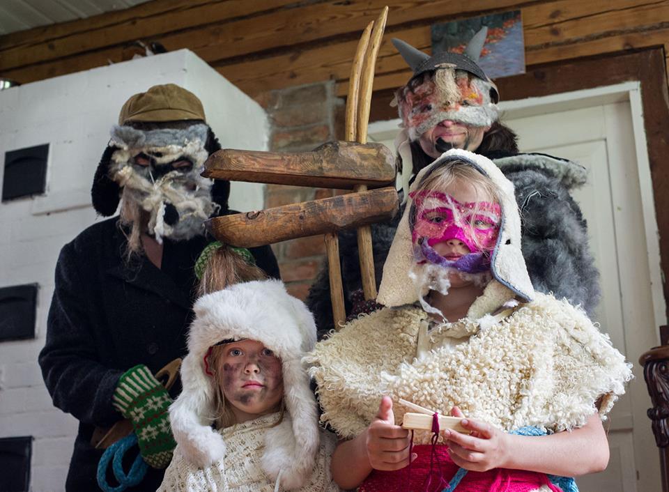 Turgutamaks mardi- ja kadrisantide jooksmise kommet ja mis seal salata – upitada seda vana tava uue ja lastele magnetina mõjuva Halloweeni jubeduste kiuste – on tänavu organiseeritud üle-Eestiline mardikombestiku õpetamine ja santimise läbiviimine. Fotol on sokupere hundist karjusega ja ühel kitsetallel käes puidust mängupill kilk! Santimise seltskonda kuulus tavaliselt mardiisa koos mardiema ja -lastega, igasugu loomi (vahel ka eksootilisi, nt krokodille) ja tähtsaid ametipidajaid nagu sabakeerutaja, tönk ja kotimees. Foto: „Hakkame santima“ Facebook'i lehekülg