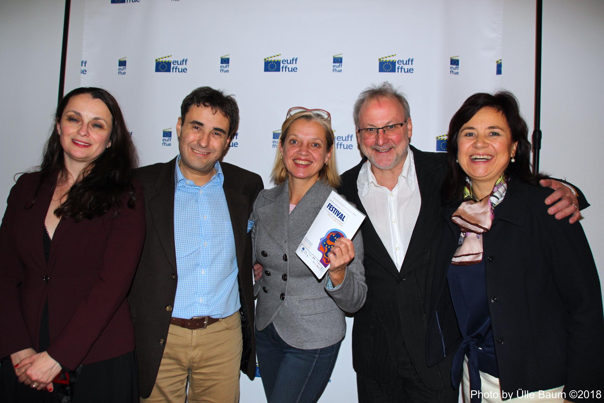 Fotol vasakult: Diodora Bucur, Press officer, Delegation of European Union to Canada, Dr. Stefan Pehringer, Austria Suursaadik, Inara Eihenbauma, Läti Suursaadiku abikaasa, Tom McSorley, Kanada Filmiinstituudi tegevdirektor ja Piret Lukk, Eesti suursaadiku abikaasa Euroopa Liidu filmifestivali galaõhtul punasel vaibal. Foto: Ülle Baum ©2018