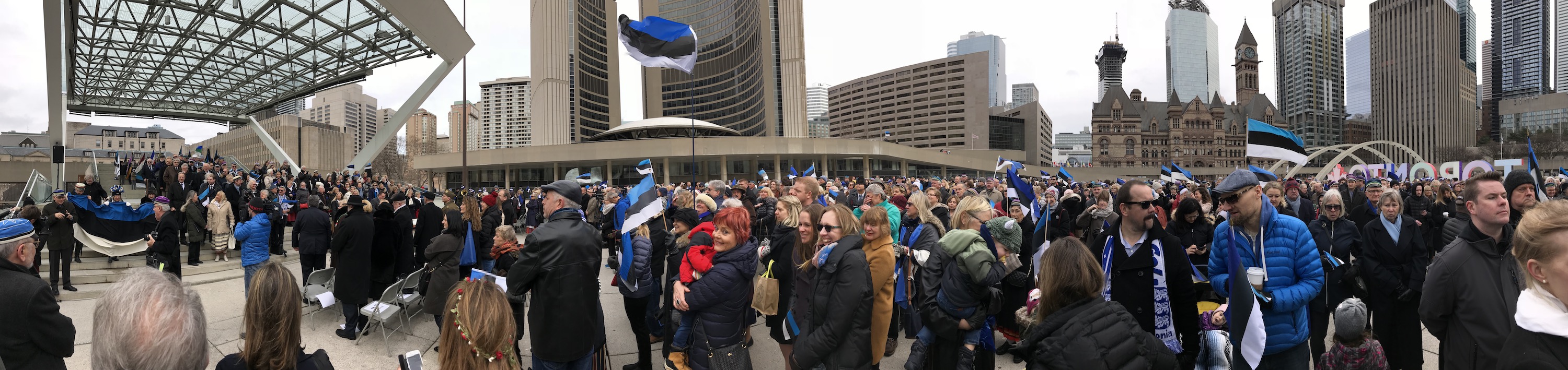 Fotomeenutus EV100 ürituselt Toronto Raekoja ees - foto: Taavi Tamtik (2018)