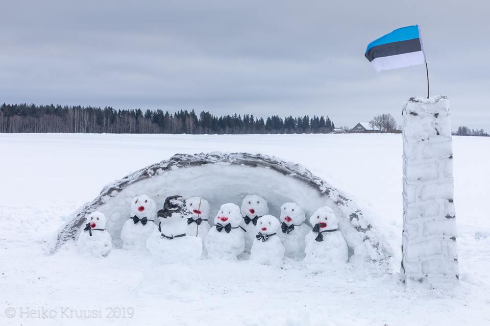 Laulupidu inspireerib mitmel moel. Järvamaal Väätsa lumememmede paraadi osana tekkis Jana ja Sanna-Ly Pähklemäe ning Aivar Mäesepa kätetööna tore lumekoor. Foto: Heiko Kruusi (2019)