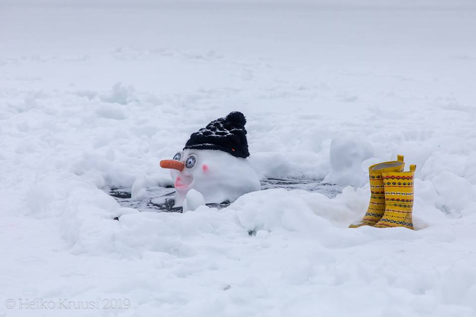 Oot, oot, oot, kas see lumememm suutis saunalaval ka vastu pidada ja sealt jääauku hüpata või tegeleb niisama karastamisega? Foto: Heiko Kruusi (2019)