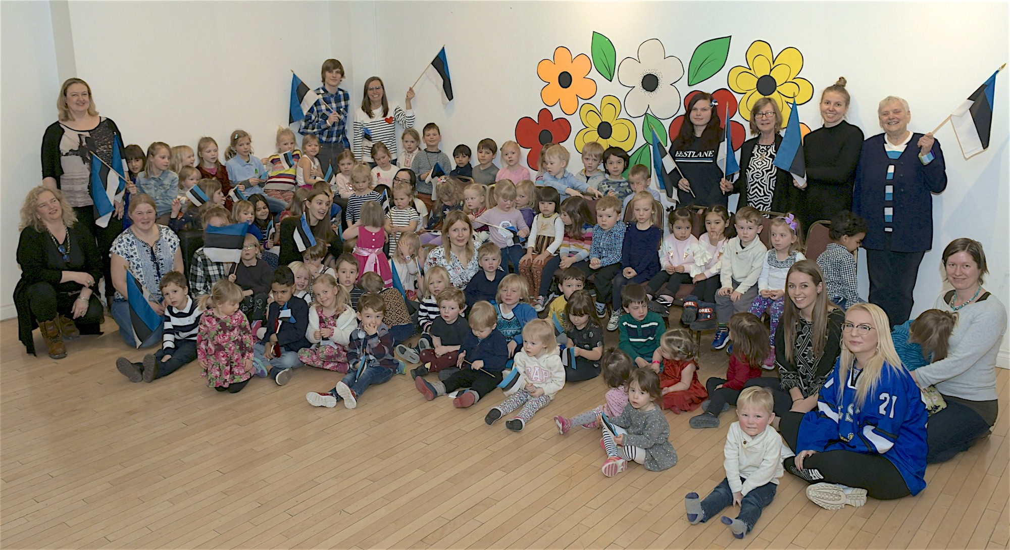 Laupäeval, 23. veebruaril 2019.a kogunesid Toronto Eesti Seltsi Lasteaia lapsed ja kasvatajad et ühiselt EV101 auks sini-must-valgeid lippe lehvitada. Foto: Peeter Põldre (2019)