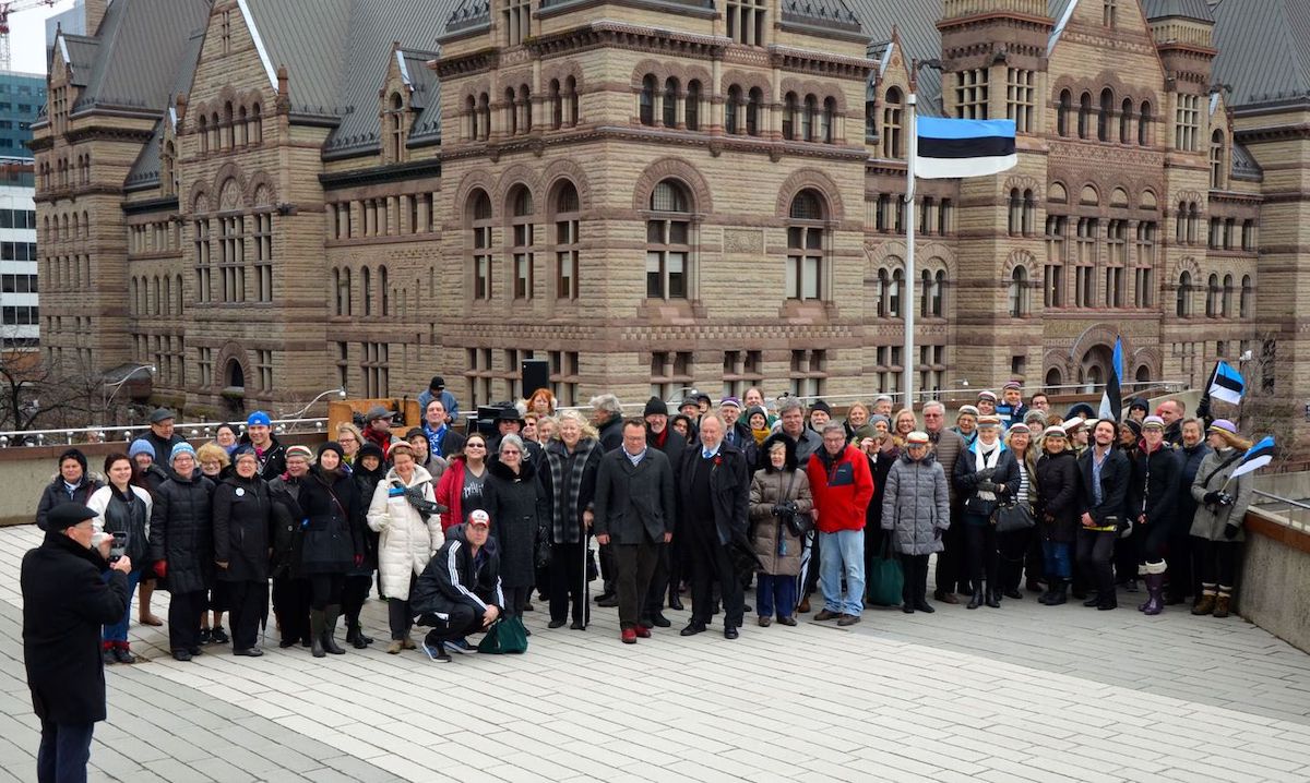 Pidulik lipu heiskamine Eesti Vabariigi 99. aastapäeva auks Toronto Raekoja rõdul - foto: Taavi Tamtik (2017)