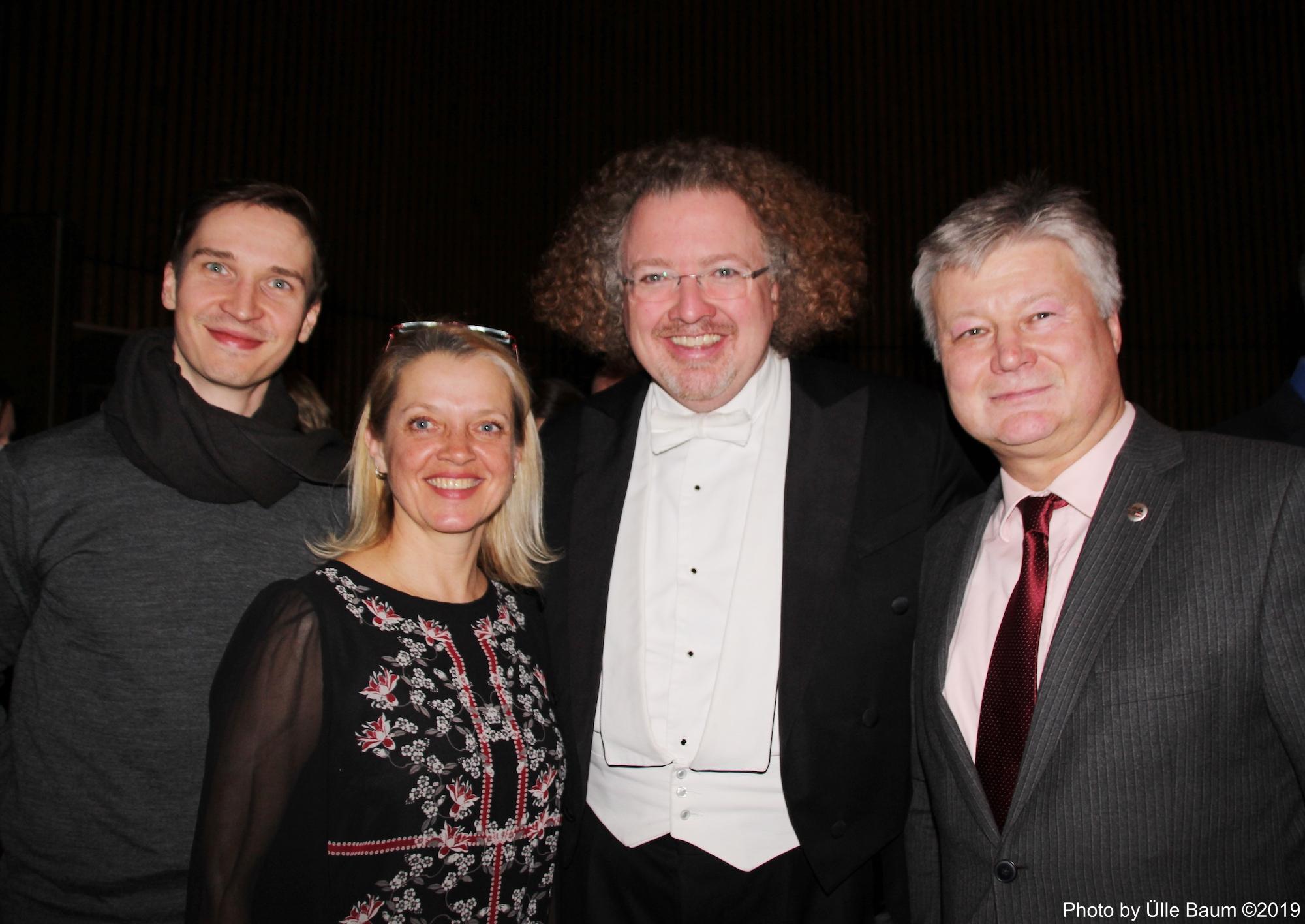 Fotol vasakult: tšellist Kristaps Bergs, pr Ināra Eihenbauma, dirigent Stéphane Denève ja Läti suursaadik Kārlis Eihenbaums pärast Brussels Philharmonic orkestri kontserti vastuvõtul Le Salon' saalis National Arts Centre’is. Foto: Ülle Baum ©2019