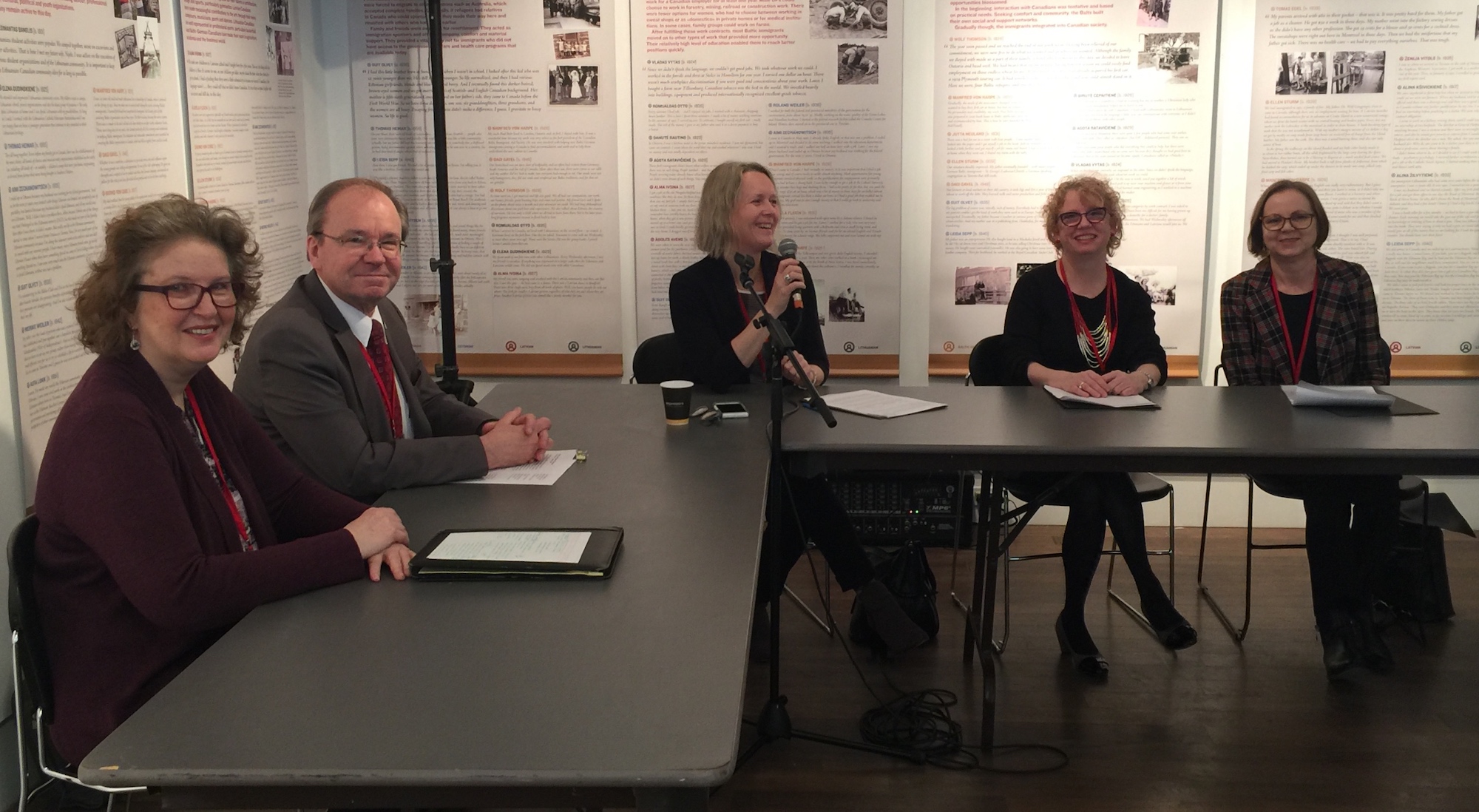 Baltic Canadian Imprint töörühma liikmed Dani Breen (Leedu Muuseum-arhiiv Kanadas), Andris Kesteris (Läti Föderatsioon Kanadas, Läti Muuseum-arhiiv Kanadas), Petra Grantham (Balti Immigrantide Abistamisühing Kanadas) ja Piret Noorhani (VEMU) rääkisid nelja erineva balti kogukonna elust Kanadas ja tööst oma ajaloopärandiga. Diskussiooni juhtis baltisaksa kogukonna esindaja Susanne Burkhardt. Foto: Marcus Kolga (2019)