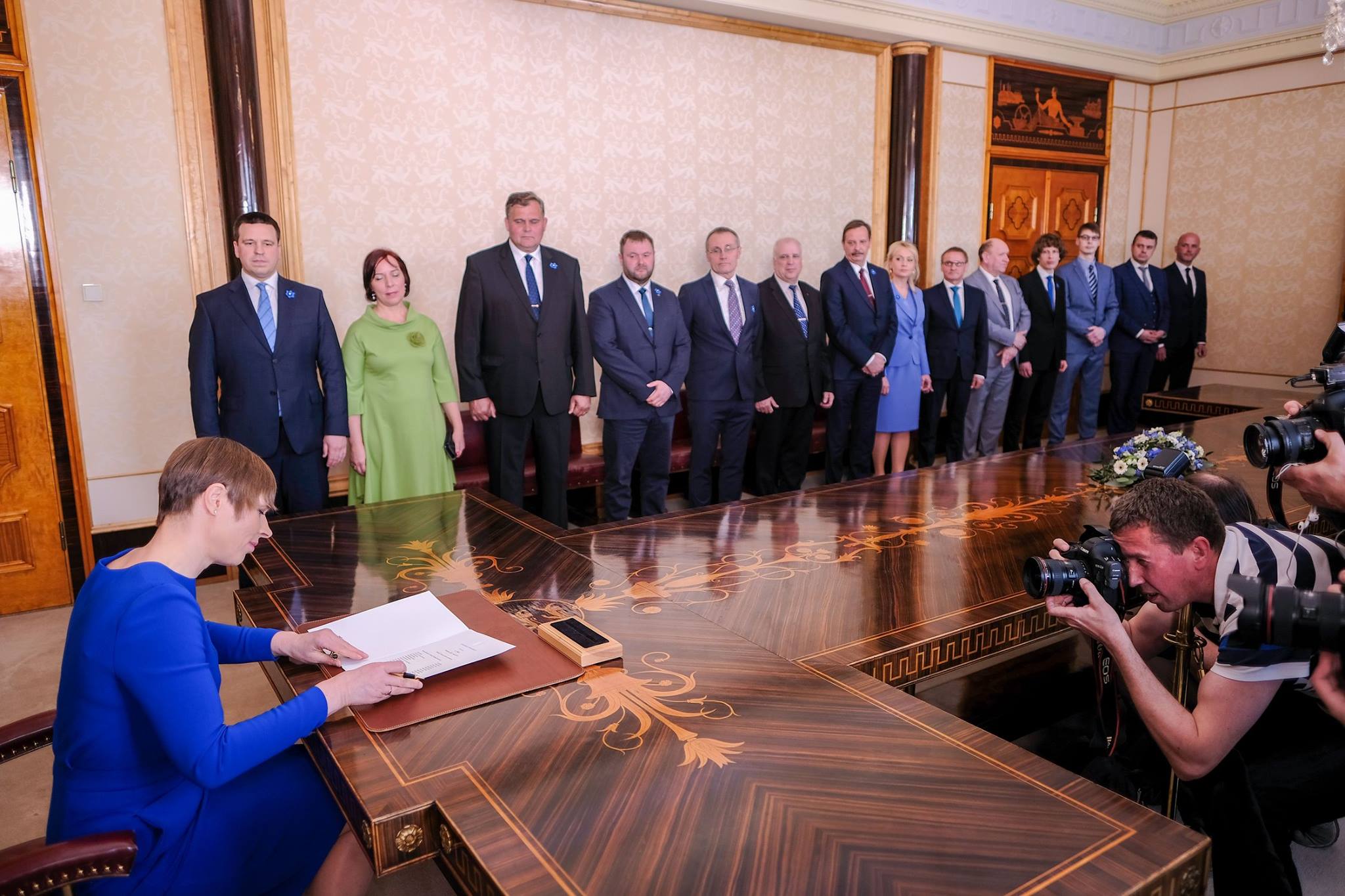 President Kersti Kaljulaid alkirjastamas otsust, millega nimetas ametisse uue valitsuse. Foto: Eesti Vabariigi Presidendi kantselei (2019)