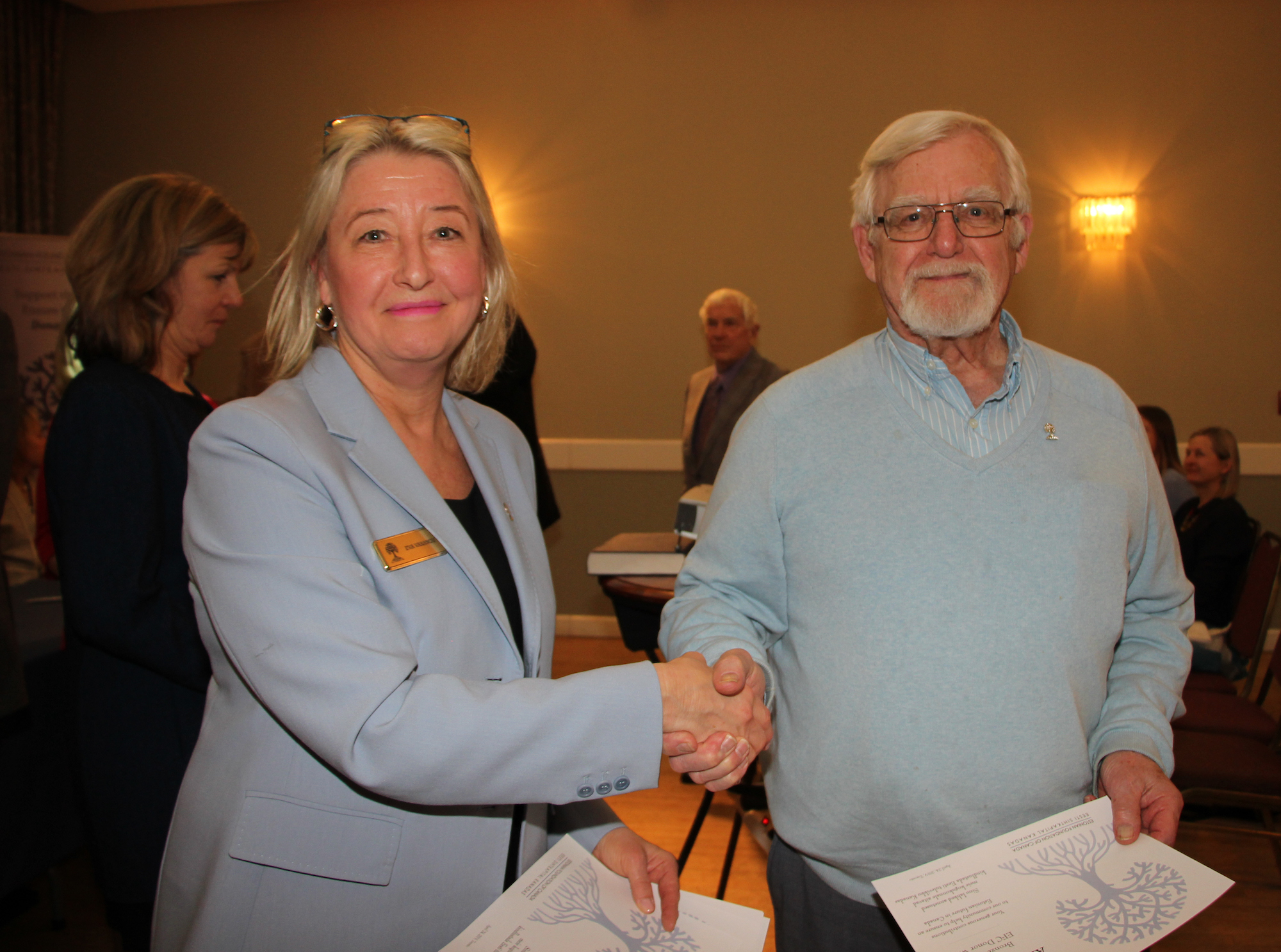 Eva Varangu andis üle toetajatunnustuse Ain Dave Kiilile Edmontonist. 