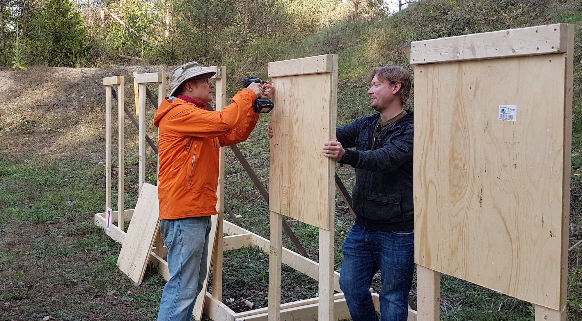 Finishing touches to target holders. From left Margus Jukkum and Toomas Aasa. Photo Tauno Mölder (2019)