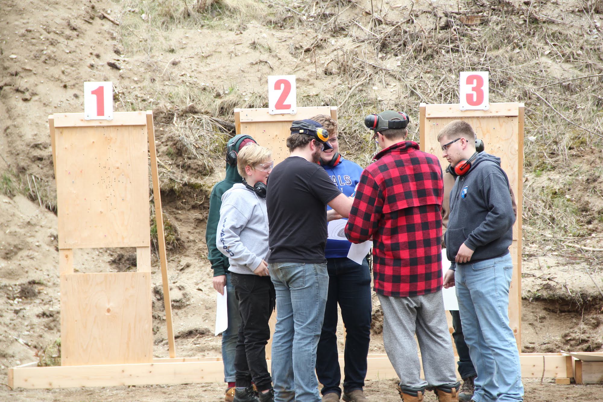 Scouts check out their scores. First scout shooting match at Seedrioru Range Photo: Tauno Mölder (2019)