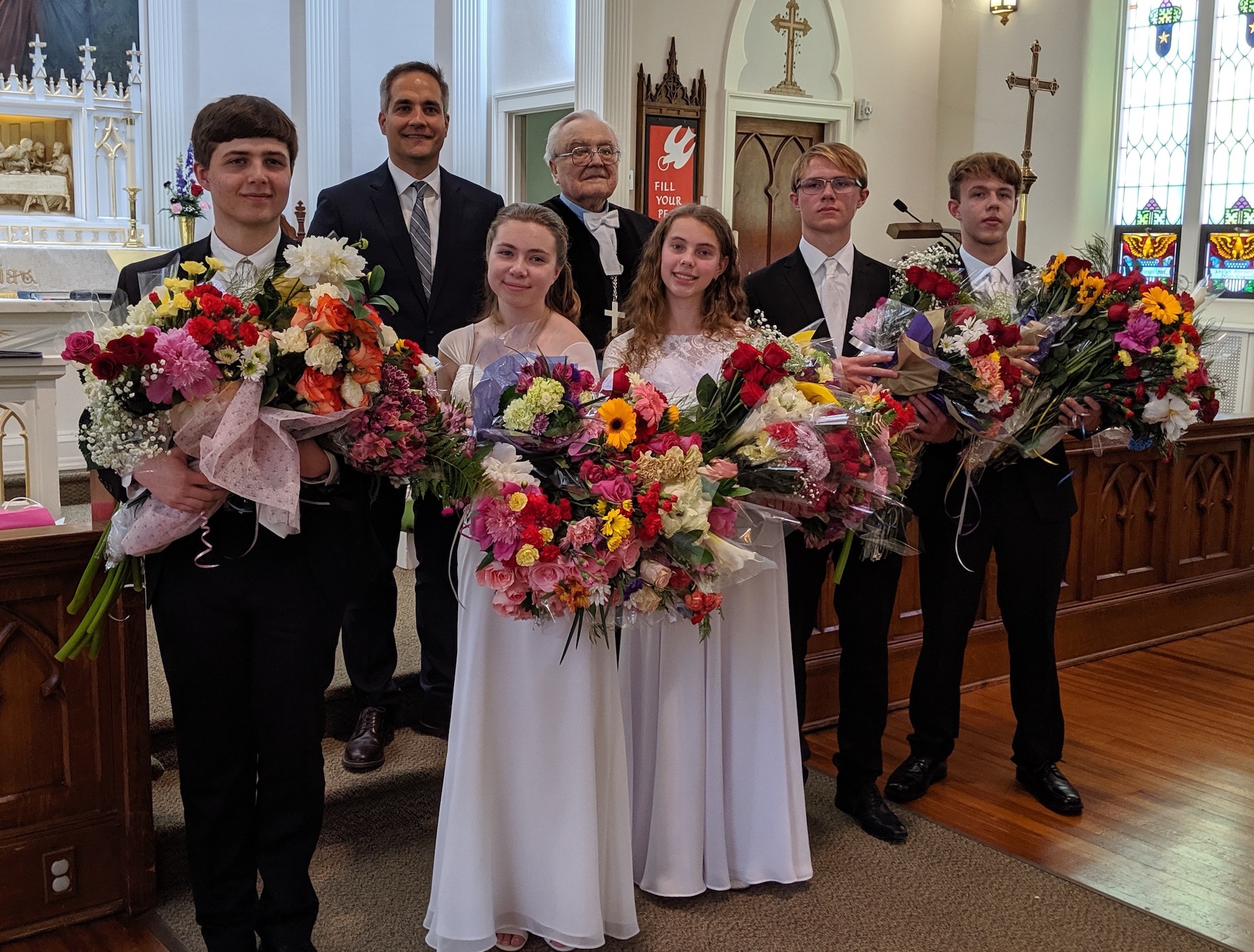 Leerilapsed vasakult: Carter Linask, Maiki Müürsepp, Maria Siismets, Erik Saarela ja Hendrik Kingo. Taga Aleksander Lamvol ja õpetaja Uudo Tari. Foto: Merike Siismets (2019)