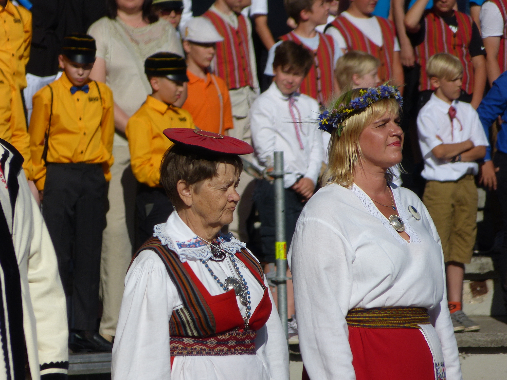 Peakontserdil juhatas, peamiselt küll vaid ühel korral, 20 koorijuhti. Nendest neli peamist, kes tegutsesid ka eelnevatel kontsertidel, olid Alo Ritsing, Kuno Kerge, Vaike Uibopuu ja Triin Koch. Pildil Vaike Uibopuu ja tema kunagine õpilane Triin Koch, kes oli ka kogu Tartu laulupeo kunstiline juht, peakontserdi lõpus tunnustust vastu võtmas. Foto: AR (2019)
