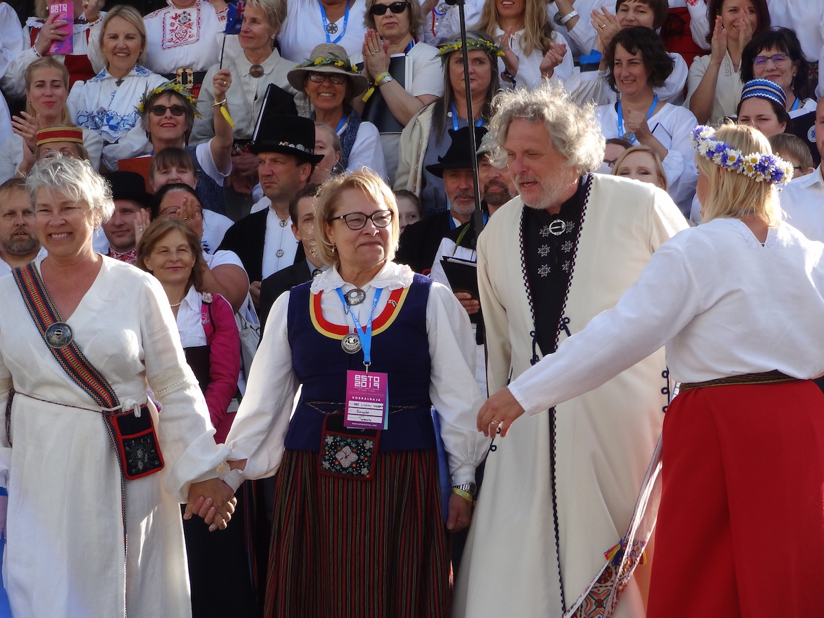 Laupäevaõhtu suurürituseks oli Tartu Raekoja platsil toimunud ESTO Laul, kus taas esines ühendkoor estolastest mitmelt mandrilt. Juhatasid Triin Koch (par.), Lauri Breede, Reet Lindau-Voksepp ja Rosemarie Lindau. Foto: Kai Kiilaspea (2019)