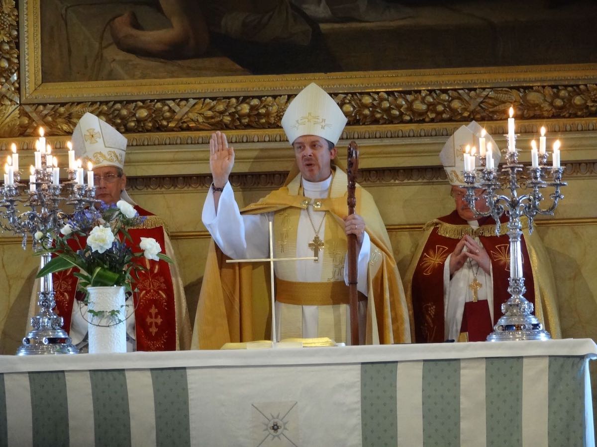 Hetk Helsingi toomkirikus toimunud ESTO avajumalateenistuselt, kus jutluse pidas EELK peapiiskop Urmas Viilma (keskel), teenisid Läänemaa piiskop Tiit Salumäe (par.) ja Tartu piiskop Joel Luhamets. Foto: Kai Kiilaspea (2019)
