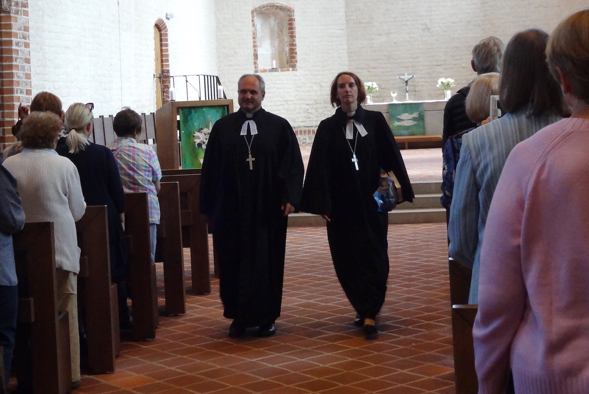 Pühapäevahommikusel jumalateenistusel Tartu Jaani kirikus teenisid õpetajad Naatan Haamer ja Triin Käpp. Foto: Kai Kiilaspea (2019)