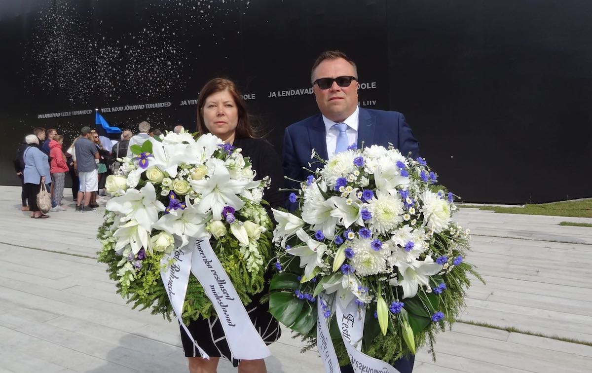 Hetk pärgade asetamise tseremoonialt kommunismiohvrite memoriaalile. Fotol ERKÜ tegevjuht Leelo Linask ja EKNi eismees Marcus Kolga. Foto: Kai Kiilaspea (2019)