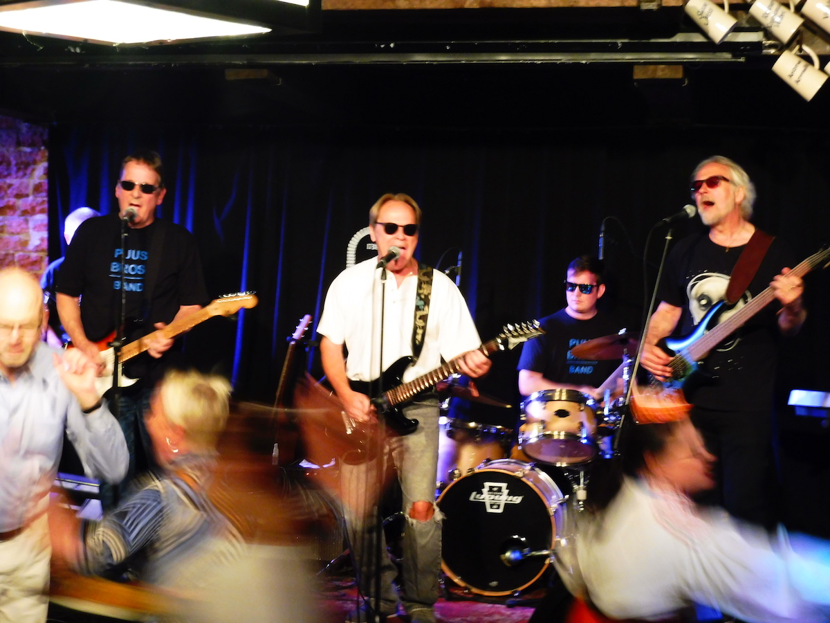 Fantastiline õhtu! Pärast Esto kontserti Tartus kogunes rahvas Püssirohukeldrisse, kus esines raskeroki bänd Puus Bros., mida juhatas Urmas Kärner USAst (pildil keskel). Tantsupõrand oli pidevalt rahvast täis.  Foto: Andres Raudsepp (2019)