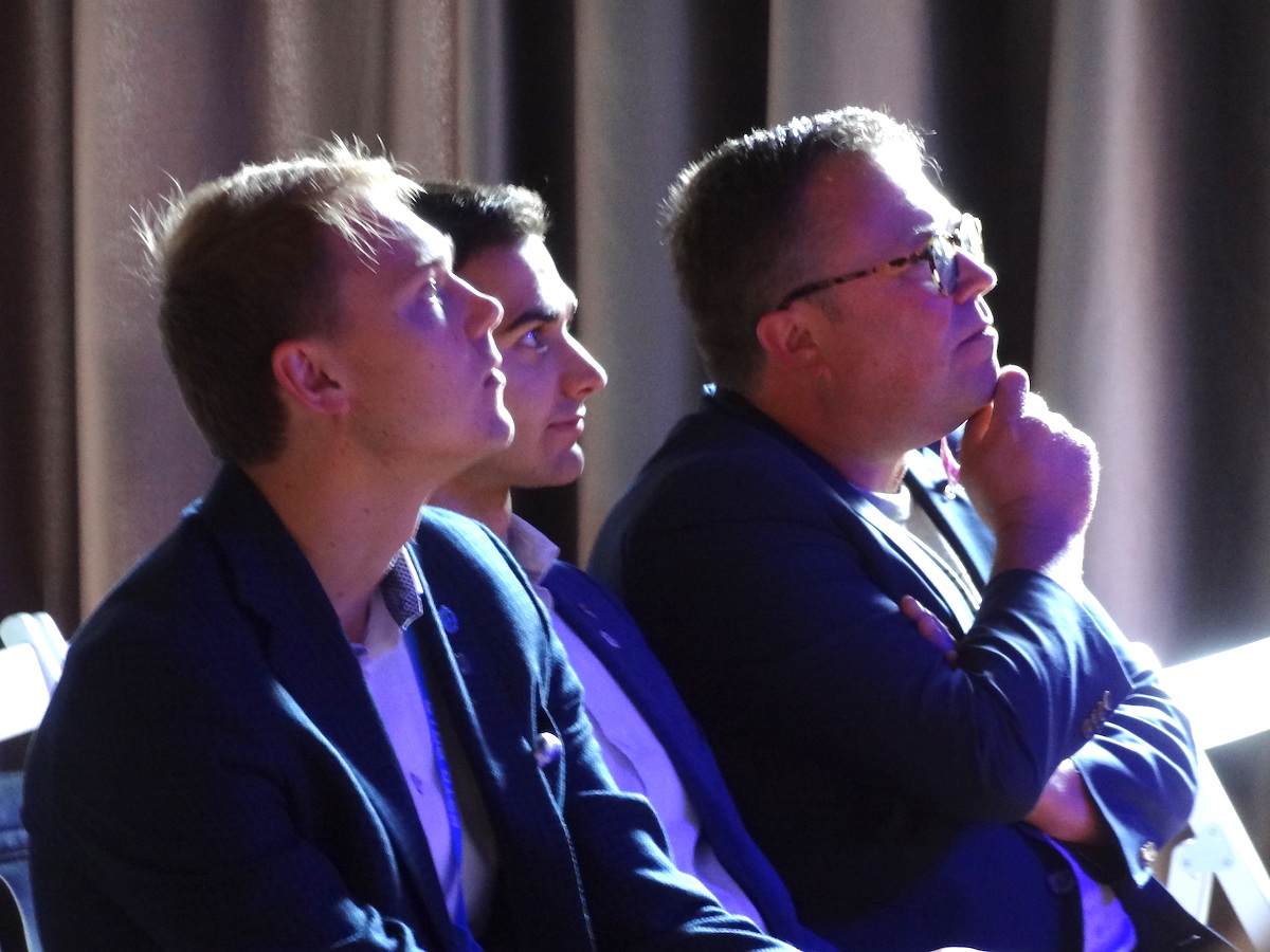 ESTO Rahvuskongressi noordelegaadid Karl Grabbi, Juku Gold ja Eestlaste Kesknõukogu Kanadas esimees Marcus Kolga Rahvuskongressil. Foto: Kai Kiilaspea (2019)