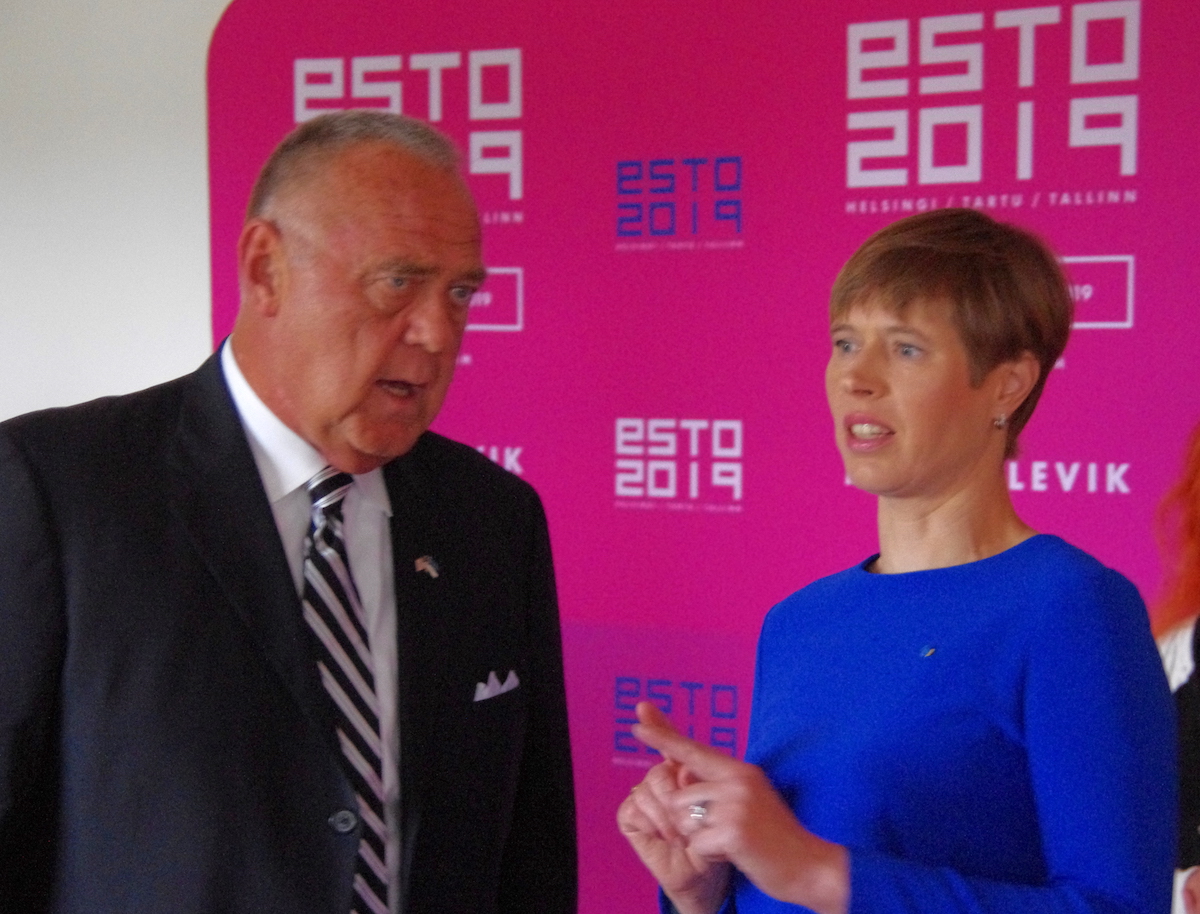 ÜEKNi esimees Aavo Reinfeldt ja EV President Kersti Kaljulaid Rahvuskongressil. Foto: Paul Kiilaspea (2019)