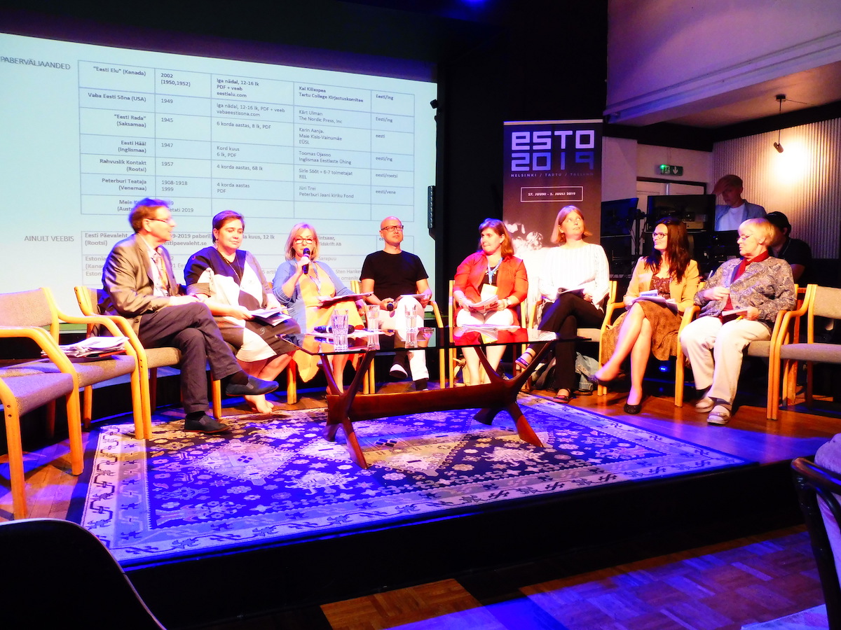 1. juulil toimus Tallinnas Telliskivi Loomelinnakus ESTO programmi raames paneel nimega „Infokanalid ja häälekandjad välismaal“, kus esines ka Eesti Elu toimetaja Kai Kiilaspea . Fotol vas.: Jüri Trei „Peterburi Teataja“, Pille Pruulmann-Vengerfeldt „Rahvuslik Kontakt“ (Rootsi), Kärt Ulman „Vaba Eesti Sõna“ (USA), Silver Tambur „Estonian World“ (online), Kai Kiilaspea „Eesti Elu“ (Kanada), Tiina Pintsaar „Eesti Päevaleht“ (Rootsi, online), Karin Aanja „Eesti Rada“ (Saksamaa), Maie Kisis-Vainumäe „Eesti Rada“ (Saksamaa). Foto: Andres Raudsepp (2019)