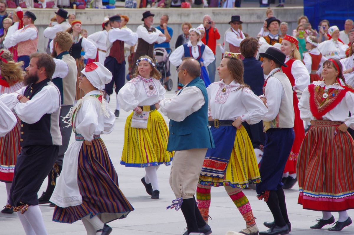 Kungla koos teistega tantsuhoos. - foto: Paul Kiilaspea (2019)