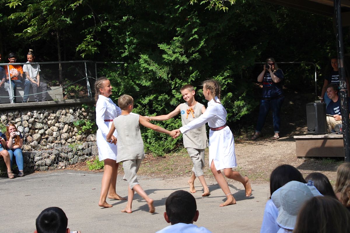 Estonian campers presenting ‘Kaera-Jaan’ folk dance to camp visitors at the CISV open house – photo by Martin Kiik (2019)