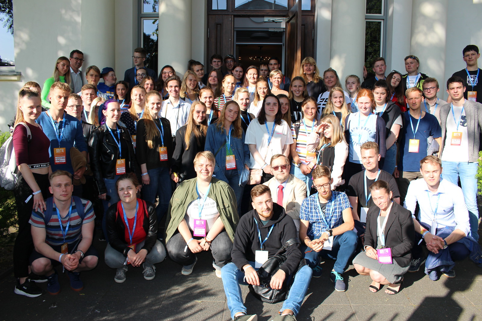 ESTO noordelegaadid Eesti Helsingi saatkonna ees koos suursaadiku Harri Tiidoga. Foto: ESTO2019 (2019)