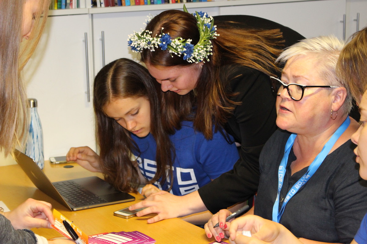 Katrine Eistrat (vasakul) oli ESTO noorteprogrammi kommunikatsioonijuht. Foto: ESTO2019 (2019)