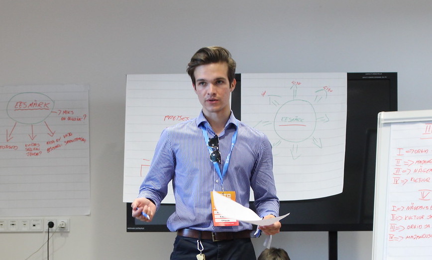 Mihkel Jaenes esitleb tulemusi oma töögrupi arutlusest seoses ESTO aruteluteemadega. Foto: Katrine Eistrat (2019)