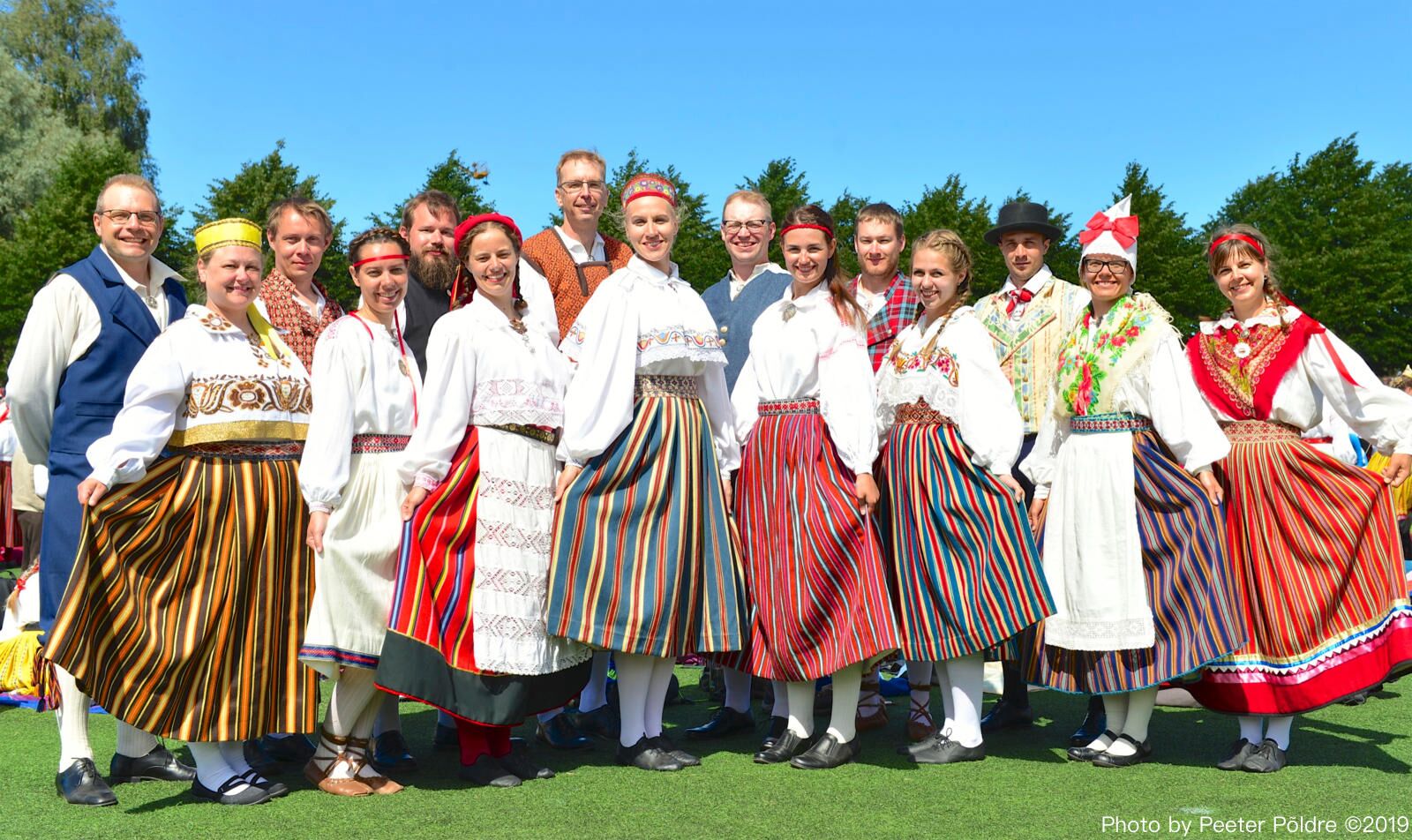 Kungla tantsijad esinemiseks valmis. Pildil Miku Linkruus, Tiina Paluoja, Veiko Parming, Talvi Parming, Mark Merilo, Elin Marley, Eric Ruppert, Elli Kipper, Toomas Tammark, Triinu Aru, Aleks Kivi, Kariina Järve, Tiit Simonlatser (Tallinn), Maarika Org, Evely Ustav. (puudub Hans Soots) - foto: Peeter Põldre (2019)