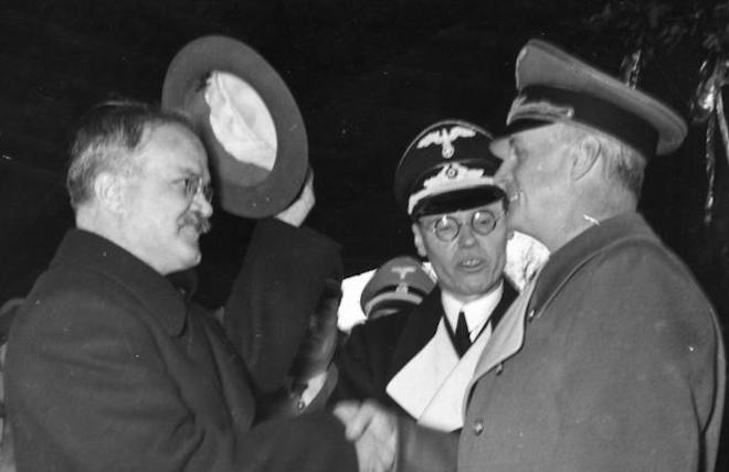 Molotov (at left) and Ribbentrop - Photo: Bundesarchiv/www.wikipedia.org