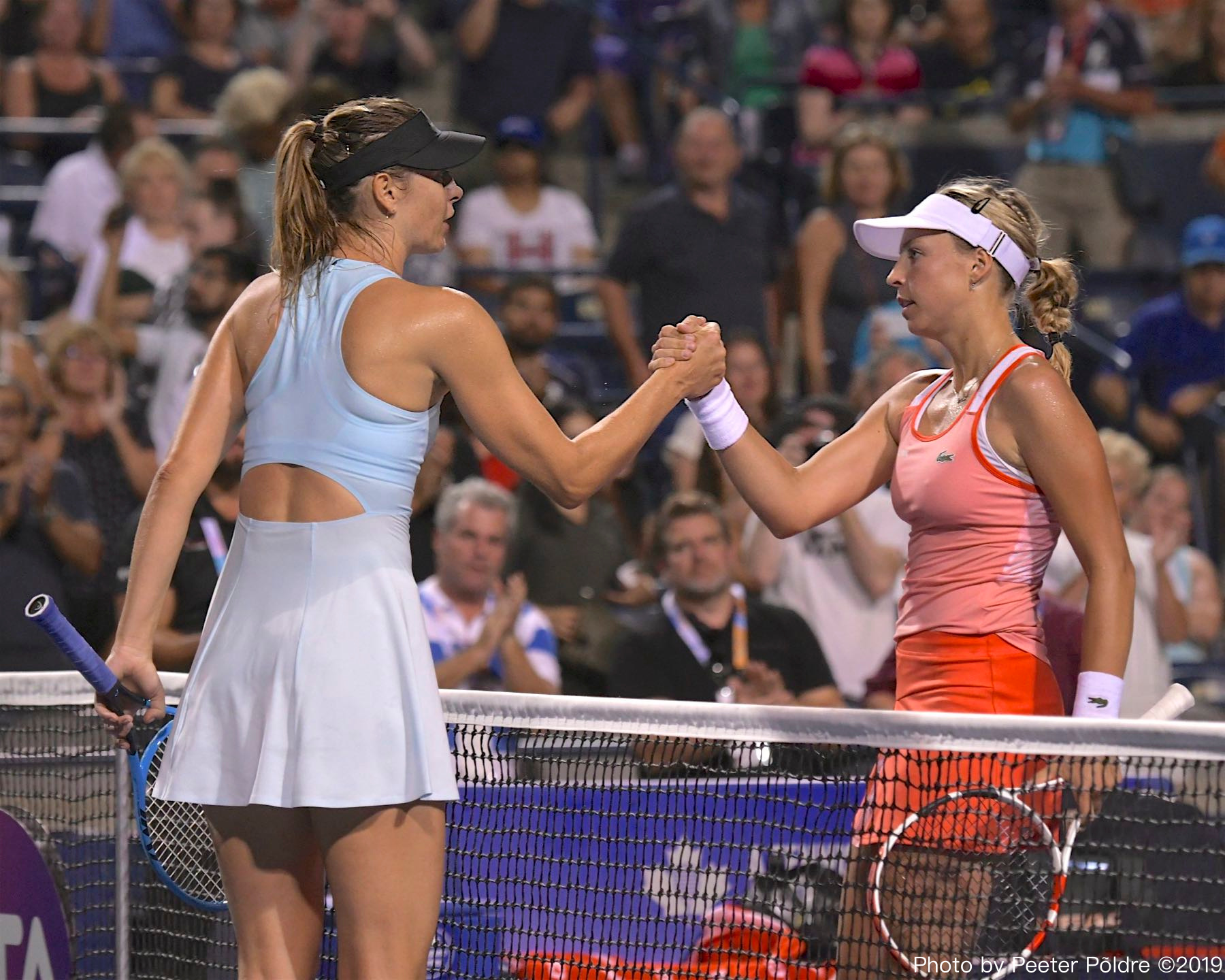 Maria Sharapova Anett Kontaveiti (paremal) õnnitlemas - foto: Peeter Põldre (2019)