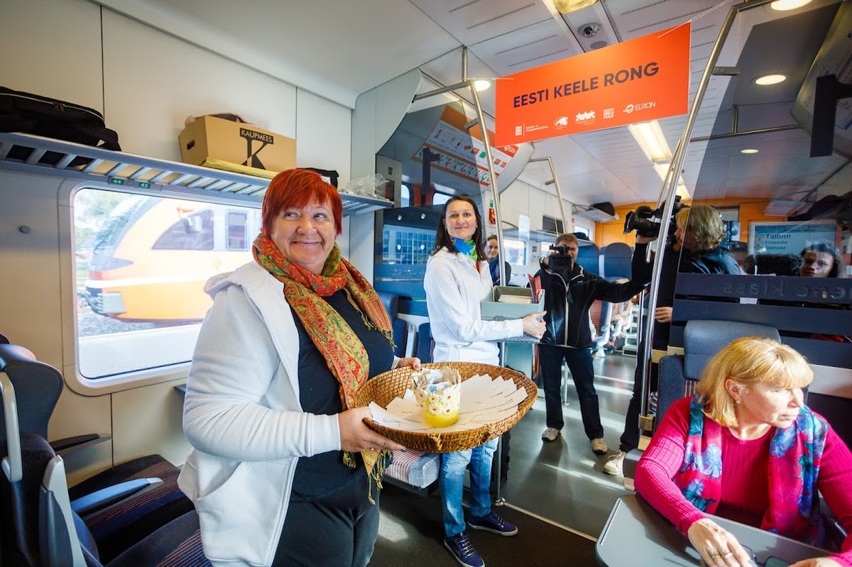 Haridus- ja teadusminsteeriumi keeleosakonna juhataja Piret Kärtner saatis teele esimese keelerongi. Foto: Arno Mikkor, Integratsiooni Sihtasutus (2019)