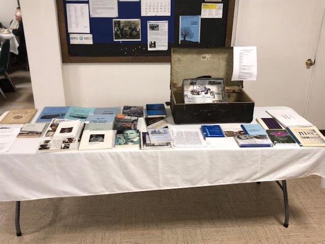 Meie Kodu allkorrusel oli välja pandud suurpõgenemist meenutaval sündmusel väljapanek Vancouveri eestlaste mälestusraamatutest, keskel püüab pilku Hilja Hanssoni põgenemisteel kaasas olnud kohver ja kunst, millest on juttu Algur Kaerma kirjutises. Foto: Arne Tork (2019)