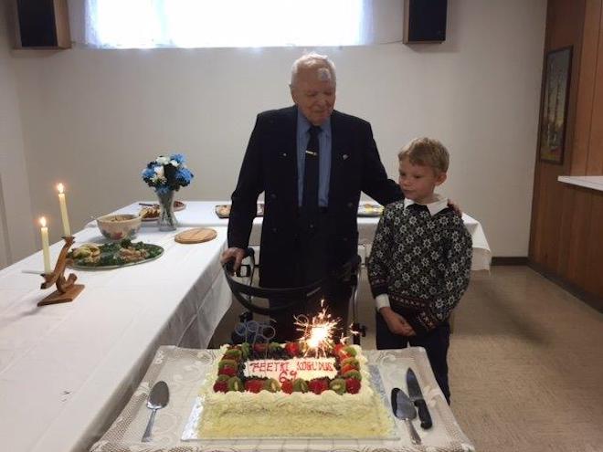 Sünnipäevalapsed Leo Allas ja Espen Vahkel ja Peetri koguduse 69. aastapäeva tort, säraküünlaid sütib nõukogu liige Malle-Christina Naano Vesik. Foto: Arne Tork (2019)