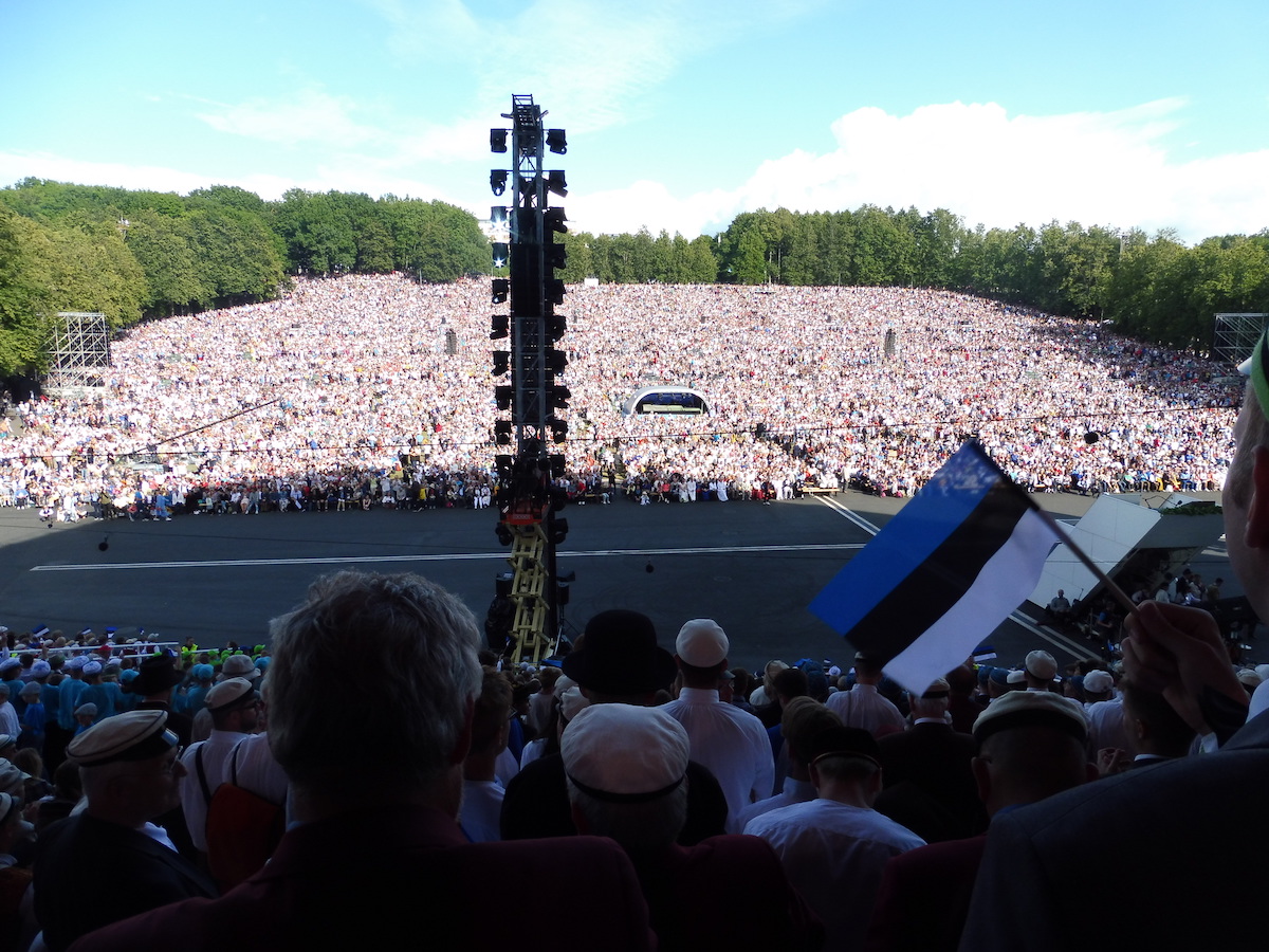 Pilt võetud möödunud üldlaulupeo teisel päeval. Vaade meeskooride ridadest laulukaare all üle lauluväljaku, kus kuulavad kümned tuhanded. Foto: AR (2019)