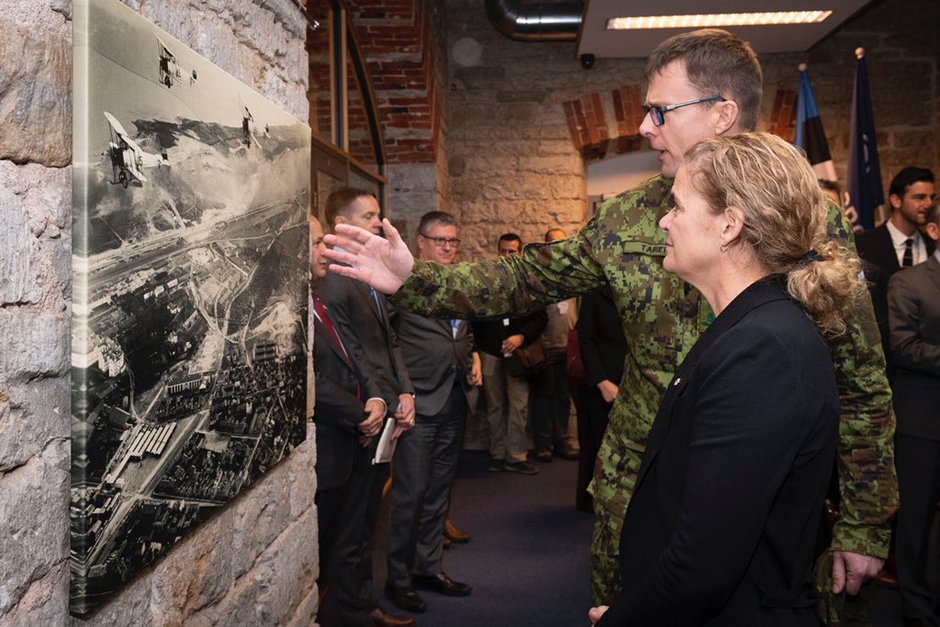 Canadian Governor General Julie Payette tours the NATO Cooperative Cyber Defence Centre of Excellence in Estonia on November 28 with the centre's director, Colonel Jaak Tarien, at right. Photo: www.twitter.com/GGJuliePayette (2019)