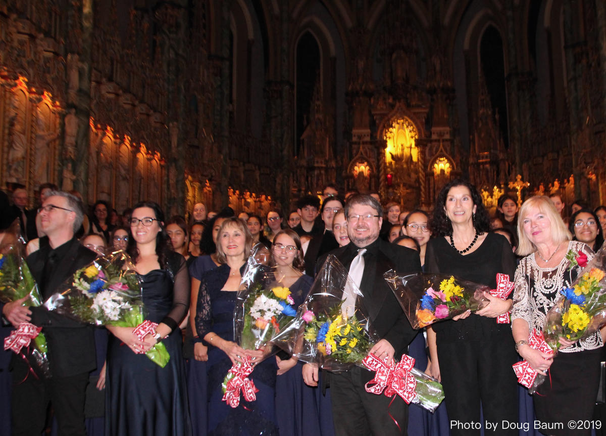 6. detsembril Notre Dame Cathedral Basilica’s toimunud Euroopa Liidu jõulukontsert lõi Kanada pealinnas varakult pühademeelelu. Üle kahesaja koorilaulja ja muusiku esines Ottawa iga-aastasel üritusel, mida kuulas üle tuhande inimese. Pärast edukat kontserti seisavad koos koorilauljatega vasakult: 12. EL jõulukontserdi kunstiline juht, orelimängija ja Chorale Lyrica koorijuht Timothy Piper, sopran Nadia Petrella, Cantiamo Girls Choirs of Ottawa kunstiline juht Jackie Hawley, Harmonia Choir of Ottawa kunstiline juht Kurt Ala-Kanti, Ottawa Catholic School Board Chamber Choir dirigent Carla MacGregor ja kontserdi peakorraldaja Ülle Baum. Foto: Doug Baum ©2019