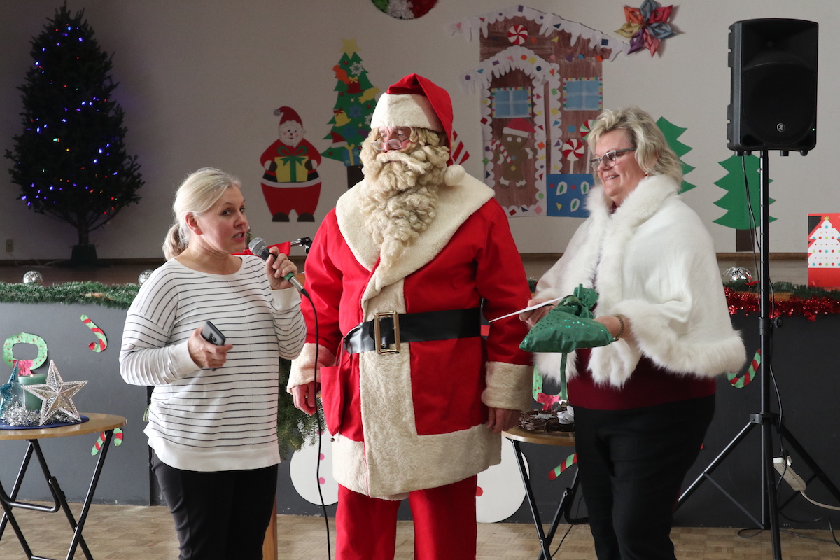 Liivi Laanemaa Maripuu tänamas Ehatare poolt lahket pererahvast – peo korraldajaid ja muidugi kingijagajaid. Foto: Ester Kivi (2019)