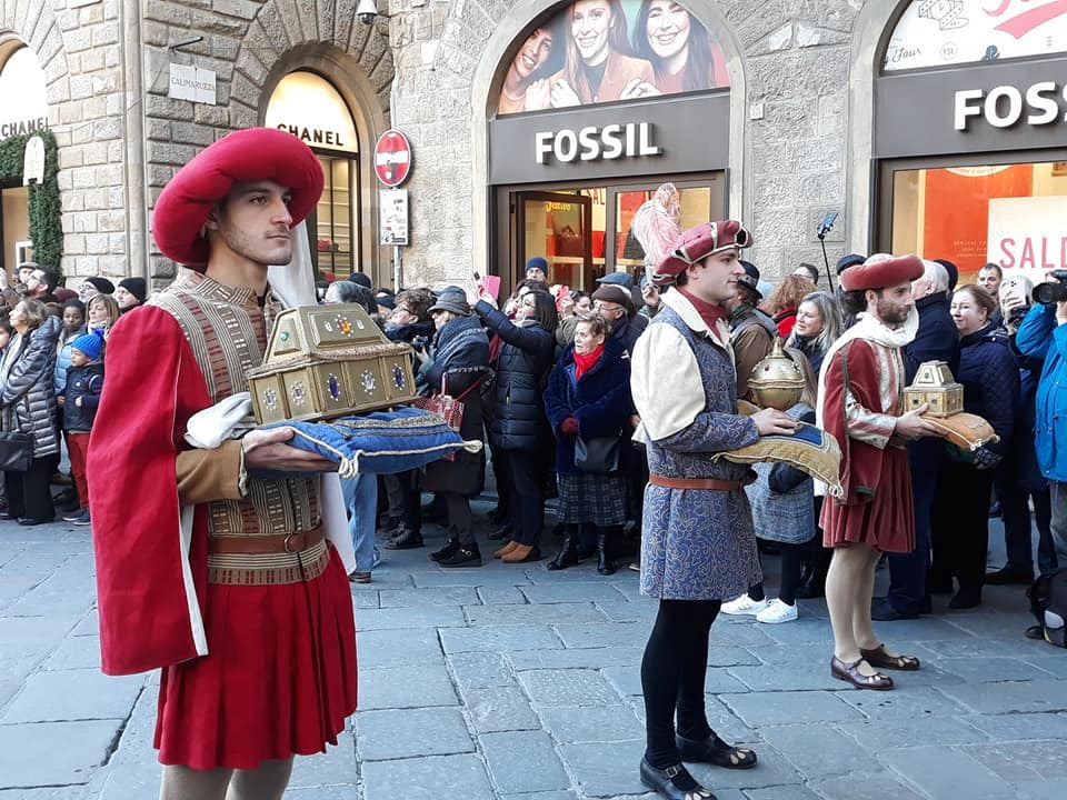 Layers of time colliding – the 3 *hommiku/maa targad*, biblical Magi or Wise Men / Kings from the East arrived in what Estonians, like Italians call *Firenze* (Florence) on January 6th last week. Dressed in Renaissance era clothing, as when the “*Cavalcata dei Magi*” (Cavalcade or Procession of the Magi) tradition began here in 1417, lords and ladies, falconers and others, led by drummers, the gift bearers (seen here) and the three kings on horseback, now pass by designer shops such as Chanel and Fossil. The procession ends in the Piazza del Duomo where a live *Tarkade kummardamine* (Adoration of the Magi) plays out in front of the theatrical nativity scene. Photo: Anu Hint