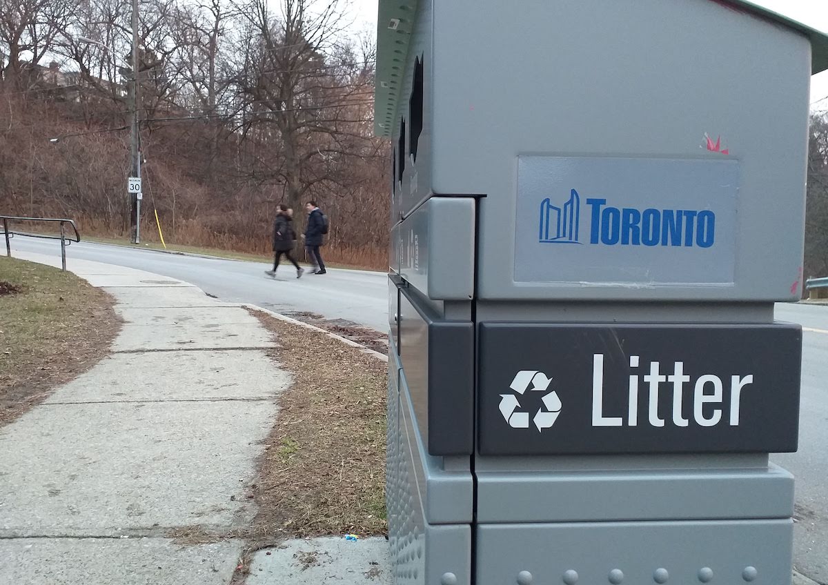 Sellisele tünnile, mis mingitpidi sarnaneb väravale ehk ,,puurile“, võiks sportlik eestlane läheneda hokikepiga. Sõnum on selge – siia oodatakse litreid ehk see on litri kodu. Moodustise ees on kolm ava, mis nõuavad väga täpset lööki, et litter neid tabaks. Foto: Riina Kindlam