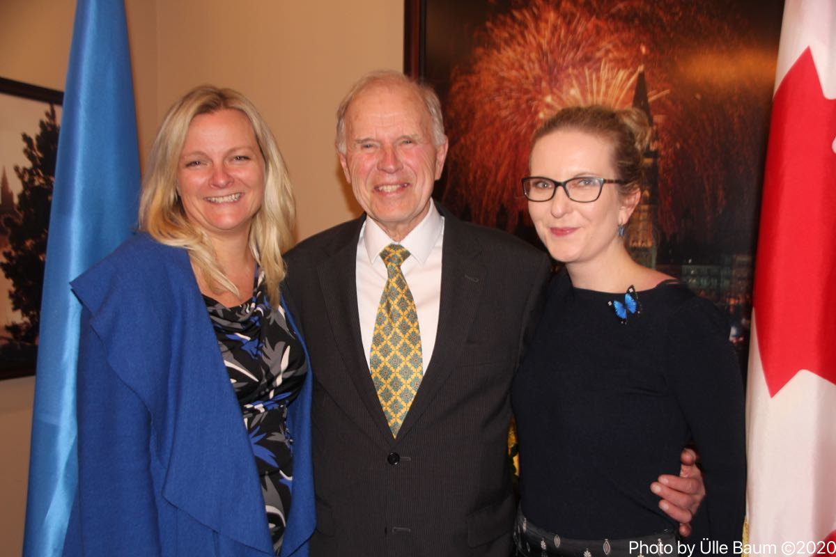 Eesti Suursaatkonna poolt korraldatud pidulikule vastuvõtule ajaloolises Ottawa Rideau Club'is tulid kokku paljud eestlased nii Torontost, Montrealist kui ka Ottawast. Ülle Veltmanni Torontost kohale toodud maitsvad eestipärased suupisted lisasid üritusele erilise eestiliku tunnetuse. Vasakult: Eestlaste Kesknõukogu Kanadas (EKN) uus esinaine Kairi Taul-Hemingway, Ottawa Eesti Seltsi Esimees Tõnu Onu ja Montreali Eesti Seltsi uus president Grete Mugu. Foto: Ülle Baum ©2020
