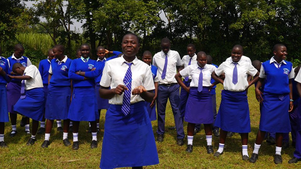 Eshiakhulo keskkooli õpilased Keenias esitasid jaanuaris traditsioonilise tantsu ja laulu oma sõpruskoolile Toila Gümnaasiumile Eestis. Shianda külas anti stipendium 39 tublile keskkoolilapsele Mondo Tarkusefondist, mis katab nende koolitasud. Mondo toetusprogrammi abil saab hetkel haridust 460 last Ghanas, Keenias, Birmas ja Ugandas, kuid haridusprogramm ulatub ka Ukraina kriisipiirkonna 20 kooli ja 4300 õpilaseni. Foto: MTÜ Mondo